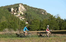 great cycling in the Dordogne along the river, discovering beautiful castles